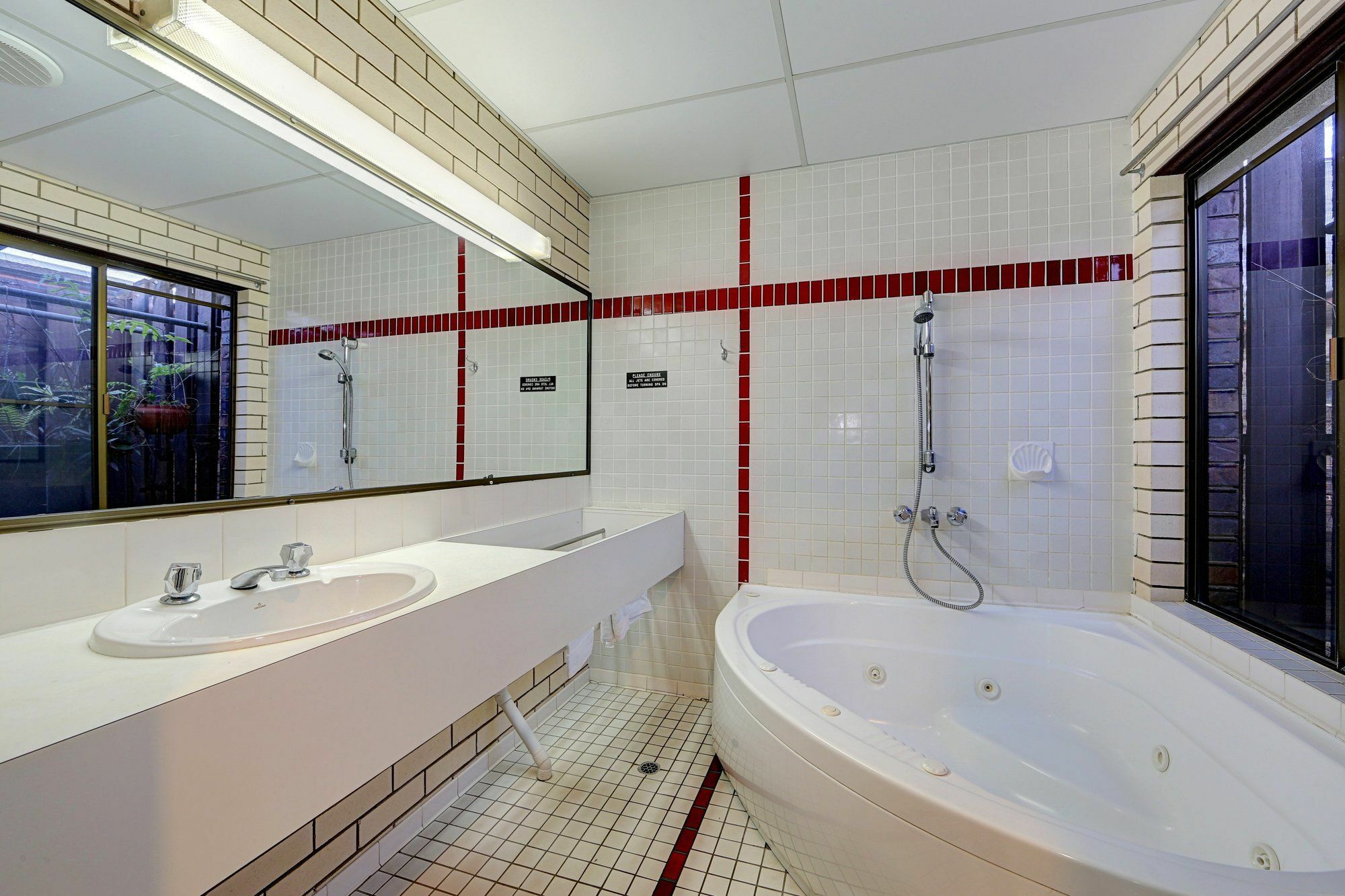 Chalet Motor Inn Bundaberg Buitenkant foto